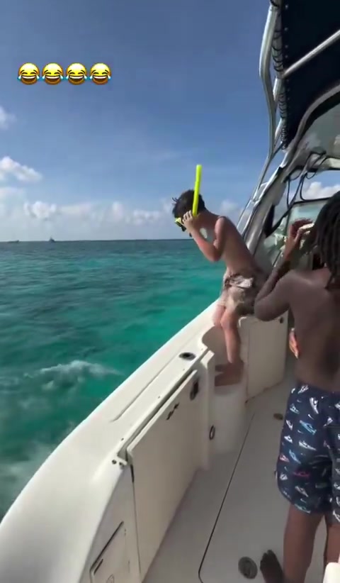 IM电竞APP-一看就是亲爹！塔图姆将Deuce一掌从游艇上推入海中