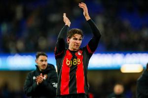 IM电竞官方网站-记者：巴黎与扎巴尼的转会达成协议 伯恩茅斯夏窗卖人狂揽1.7亿欧