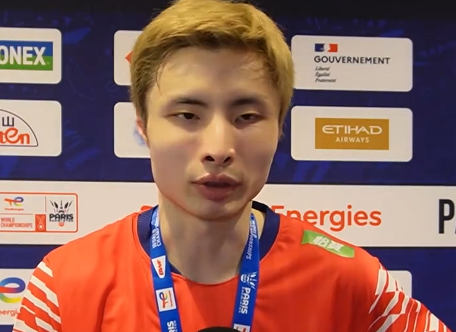 石宇奇夺冠采访!回应第三局局末,谈心态蜕变,直呼赢球不容易!