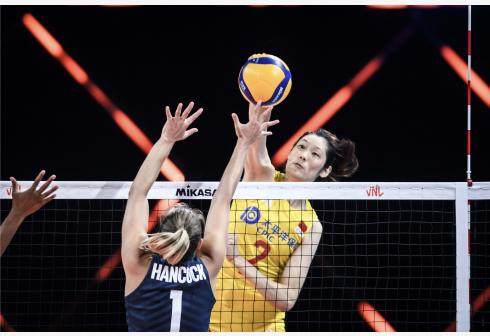 IM电竞-中国旗手偏爱“大高个” 1米98的朱婷是不是稳了？