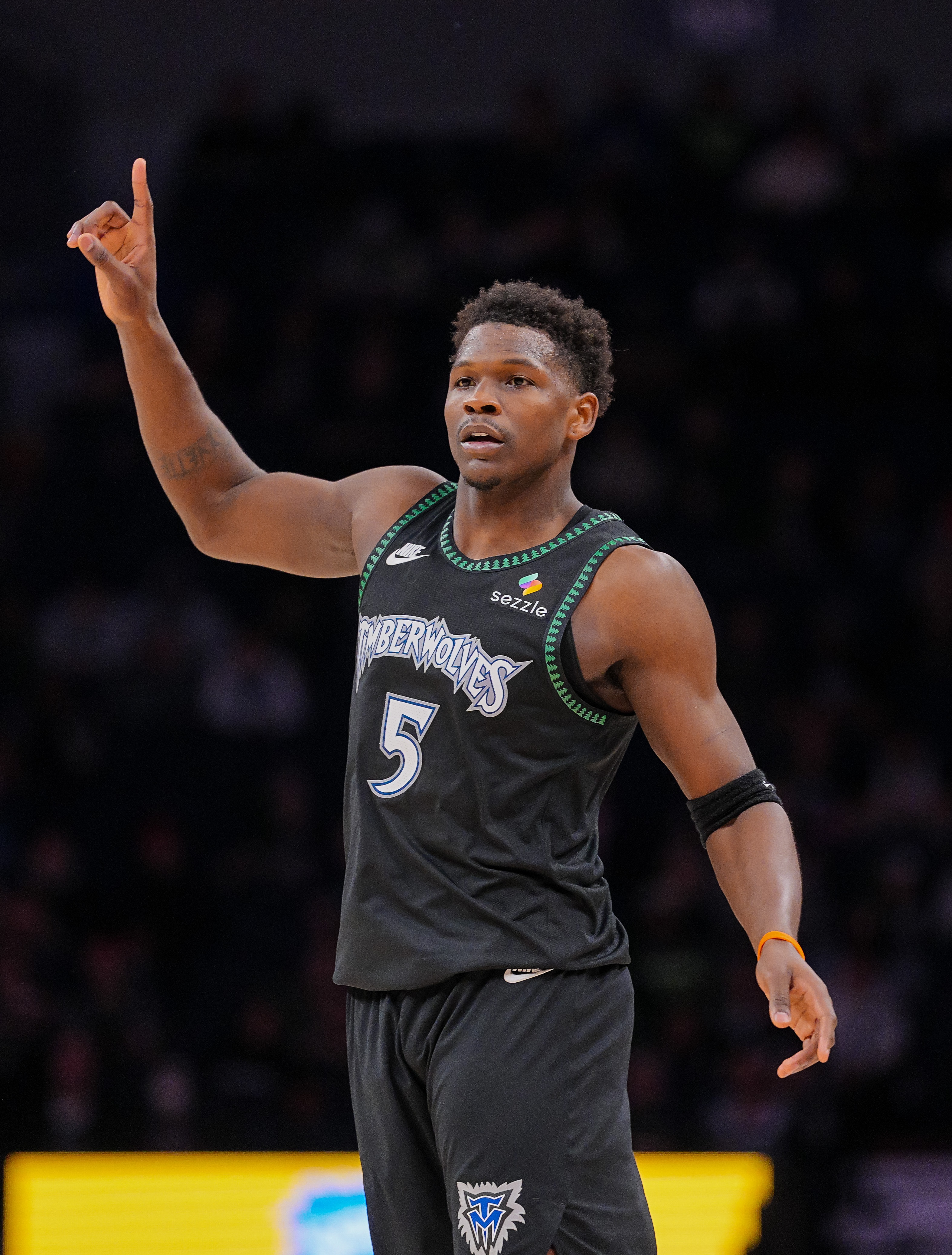 IM电竞APP-攻防俱佳！爱德华兹半场13中8&amp;三分5中3 砍下21分并有4次抢断